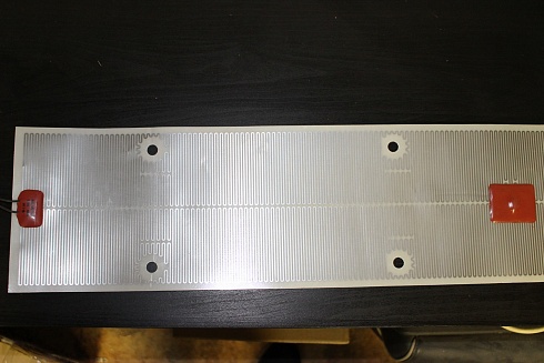 Poliestrowy element grzejny