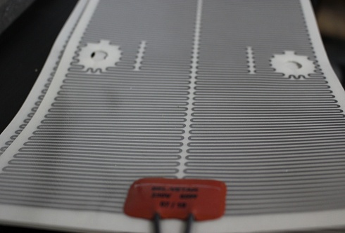 Poliestrowy element grzejny